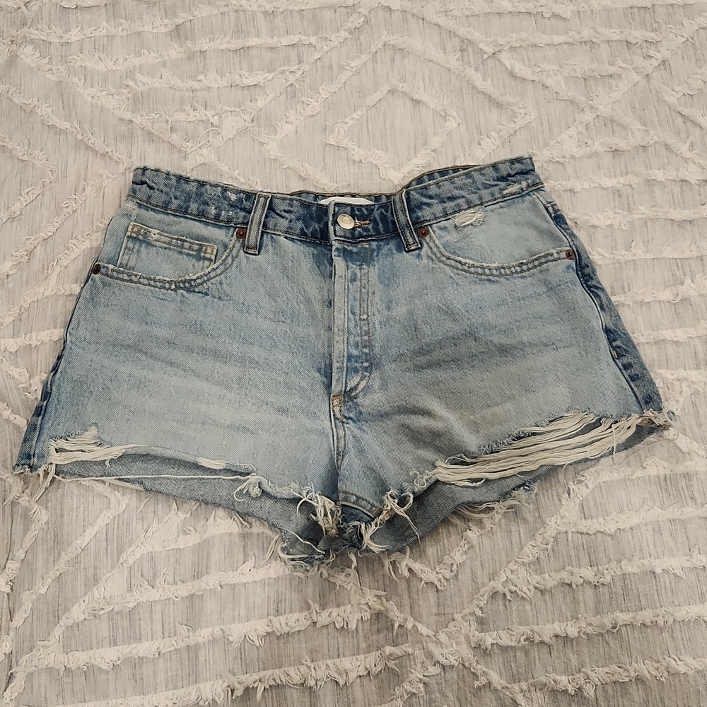 High waist, button fly Zara jean shorts size 6!